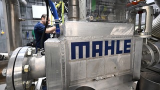 Die Bilanz des Autozulieferer Mahle für 2024: Deutlicher Umsatzrückgang mit einem kleiner Gewinn. 2025 wird ein wegweisendes Jahr, sagt der Mahle-Chef Arnd Franz.