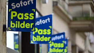 Schilder mit der Aufschrift "Sofort Passbilder".