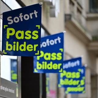 Schilder mit der Aufschrift "Sofort Passbilder".