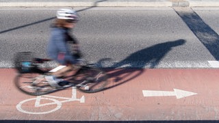Ein Fahrradfahrer fährt auf einem Radweg in Nürtingen (Kreis Esslingen). 