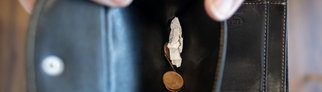  Ein paar Cents sind in einer Geldbörse zu sehen. Die Folgen der Corona-Pandemie lassen aus Sicht von Schuldnerberatungsstellen etwa der Caritas und Diakonie immer mehr Menschen in Deutschland in finanzielle Not geraten.