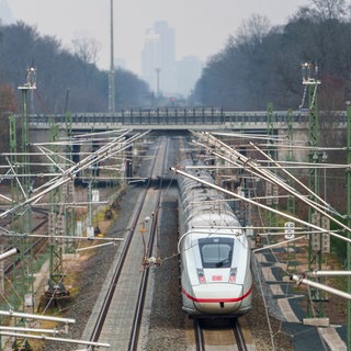 Ein ICE rollt auf der Riedbahnstrecke Richtung Frankfurt.