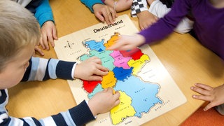 Sujetbild: Eine Deutschlandkarte mit den einzelnen Bundesländern. Das System des Föderalismus in Deutschland teilt politische Aufgaben auf Bund, Länder und Kommunen auf. 