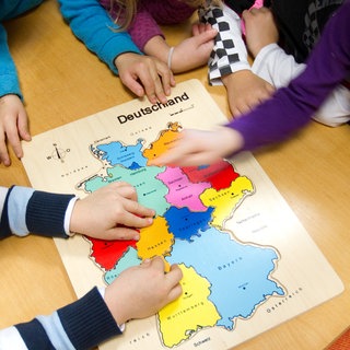 Sujetbild: Eine Deutschlandkarte mit den einzelnen Bundesländern. Das System des Föderalismus in Deutschland teilt politische Aufgaben auf Bund, Länder und Kommunen auf. 