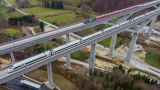 Ein ICE-Zug (unten) und ein Regionalzug (oben) stehen auf der Bahn-Neubaustrecke zwischen Wendlingen und Ulm auf der Filstalbrücke.