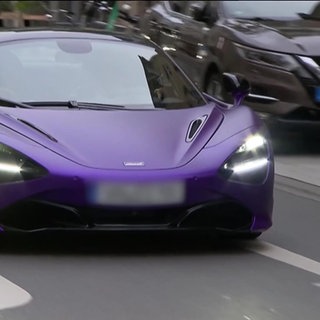 Ein Sportwagen fährt durch eine Straße