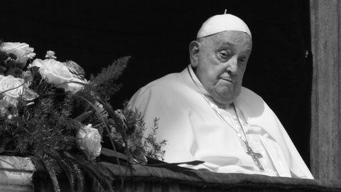 Papst Franziskus erscheint in der zentralen Loge des Petersdoms in Rom.