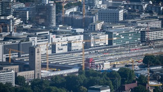 Blick von oben auf den Stuttgarter Hauptbahnhof und Teile des Gleisvorfeldes, auf dem das neue Rosenstein-Quartier enstehen soll. 