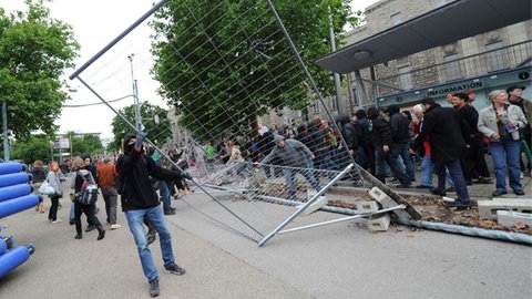 Nach der Montagsdemo reißen Projektgegner einen S21-Bauzaun ein