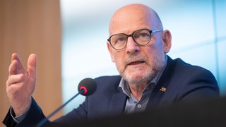 Winfried Hermann (Bündnis 90Die Grünen), Verkehrsminister von Baden-Württemberg, nimmt an einer Regierungs-Pressekonferenz im Bürger- und Medienzentrum des Landtags von Baden-Württemberg teil.