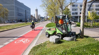 Klaus Flamm, Mitarbeiter der Stadt Freiburg, sitzt in einem Mähtraktor und mäht einen Grünstreifen. Viele Bauarbeiter, Gärtner und andere im öffentlichen Raum tätige Menschen sehen sich zunehmend verbalen oder körperlichen Attacken ausgesetzt. 