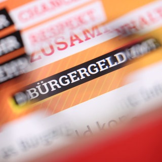 "Bürgergeld" ist auf der Homepage des Bundesministeriums für Arbeit und Soziales durch eine Brille zu lesen.