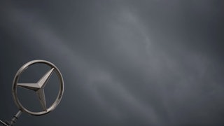 Dunkle Wolken über dem Mercedes-Stern. Der Stuttgarter Autobauer Mercedes warnt vor Betrug mit nicht existierenden Gebrauchtwagen.