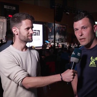 SWR-Reporter spricht mit einem deutschen Gewichtheber in Heidelberg