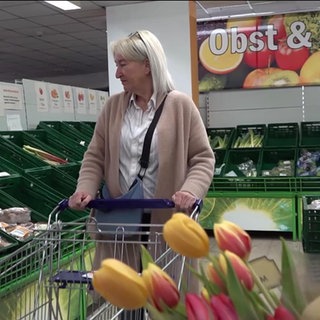 eine Frau beim Einkaufen