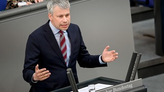 Steffen Bilger (CDUCSU) spricht bei einer Debatte im Bundestag.