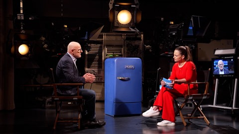 BW-Verkehrsminister Winfried Hermann (Grüne) im Gespräch mit "Zur Sache! intensiv"-Host Alexandra Gondorf. Im SWR-Interview spricht sich der Politiker gegen selbstfahrende Autos aus - er will die Technik des autonomen Fahrens eher im ÖPNV einsetzen.