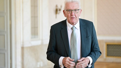 Winfried Kretschmann, Ministerpräsident von Baden-Württemberg, hat sich in der Vergangenheit bereits mehrfach kritisch zur sogenannten "Rente mit 63" geäußert. Seiner Ansicht nach sei dieses Modell nicht mehr zeitgemäß und finanziell nicht tragbar. 