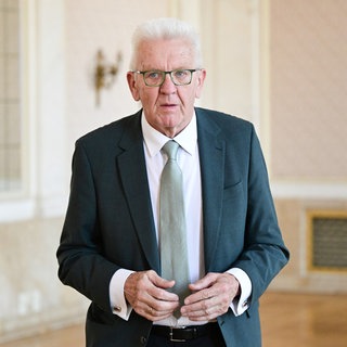 Winfried Kretschmann, Ministerpräsident von Baden-Württemberg, hat sich in der Vergangenheit bereits mehrfach kritisch zur sogenannten "Rente mit 63" geäußert. Seiner Ansicht nach sei dieses Modell nicht mehr zeitgemäß und finanziell nicht tragbar. 