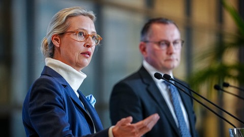 Alice Weidel, Bundes- und Fraktionsvorsitzende der AfD, und Tino Chrupalla, AfD-Bundesvorsitzender und Fraktionsvorsitzender der AfD sind nicht begeistert über die Einstufung der AfD als "gesichert rechtsextremistisch" durch den Verfassungsschutz.