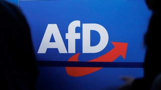 Das Parteilogo ist beim AfD-Bundesparteitag zu sehen.