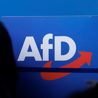 Das Parteilogo ist beim AfD-Bundesparteitag zu sehen.