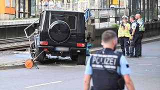 In der Stuttgarter Innenstadt ist nach Polizeiangaben ein Auto in eine Personengruppe gefahren.