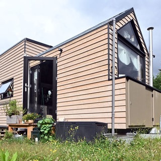 Ein Tiny House steht auf dem Campingplatz Albtal (Kreis Waldshut) in Baden-Württemberg.