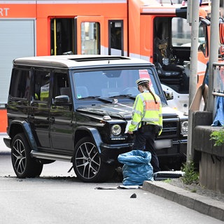 Ein Autofahrer ist am Stuttgarter Olgaeck in eine Menschenmenge gefahren.