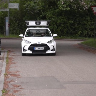 Ein Auto ausgestattet mit Laserscanner und Kameras für Tag und Nacht, welches Parkplätze kontrolliert.