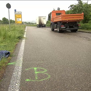 Straße mit Unfallmarkierungen