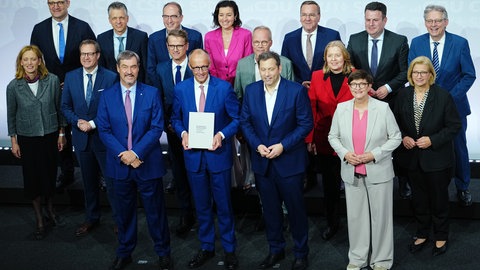 Der designierte Kanzler Friedrich Merz (CDU) mit Markus Söder (CSU), Lars Klingbeil und Katja Esken (beide SPD) mit den designierten Ministerinnen und Ministern der neuen Bundesregierung.