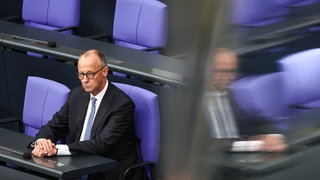 Bundeskanzler Friedrich Merz (CDU) sitzt auf der Regierungsbank im Bundestag.