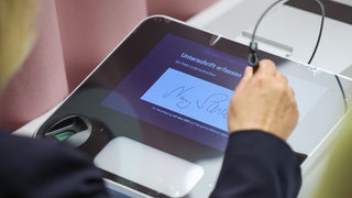 Nancy Faeser (lSPD), geschäftsführende Bundesinnenministerin, nutzt das neue Terminal der Bundesdruckerei mit PointID-System zur Beantragung eines Personalausweises im Bürgerbüro.