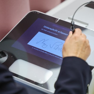 Nancy Faeser (lSPD), geschäftsführende Bundesinnenministerin, nutzt das neue Terminal der Bundesdruckerei mit PointID-System zur Beantragung eines Personalausweises im Bürgerbüro.
