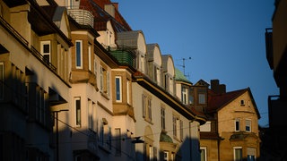 Die Sonne scheint auf Wohnhäuser in Baden-Württemberg. Das Land bietet Kommunen Geldern für eine Prämienzahlung an für Menschen, die ihre Wohnung tauschen.