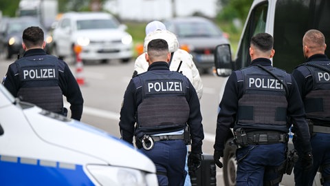 Polizeibeamte weisen in Kehl (Ortenaukreis) einen Mann zurück und begleiten ihn zur französischen Grenze. 