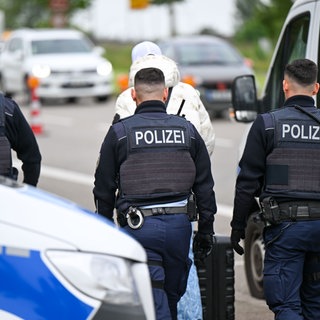 Polizeibeamte weisen in Kehl (Ortenaukreis) einen Mann zurück und begleiten ihn zur französischen Grenze. 