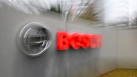 Das Logo des Technologiekonzerns Bosch an der Zentrale in Gerlingen (Kreis Ludwigsburg).