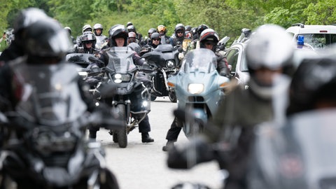 Mitglieder des russischen Motorradclubs "Nachtwölfe" auf Motorrädern