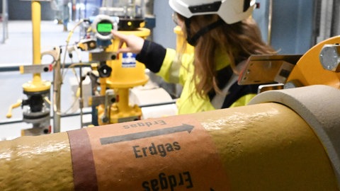 Das Wort Erdgas ist auf Rohren einer Zuleitung für eine neuartige Gasturbine in einem neuen Gaskraftwerk des Energieversorgers EnBW aufgedruckt.