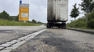Lkw nach Unfall auf Parkplatz an der B3