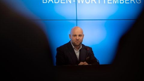 Markus Frohnmaier (AfD) spricht auf einer Pressekonferenz. Die AfD stellt ihren Spitzenkandidaten für die Landtagswahl in Baden-Württemberg, Markus Frohnmaier, vor.