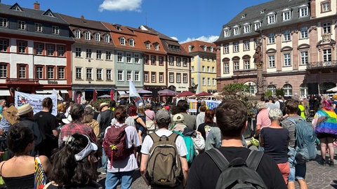 In Heidelberg demonstrierten Menschen am Sonntag gegen rechte Hetze und für ein Verbot der AfD.