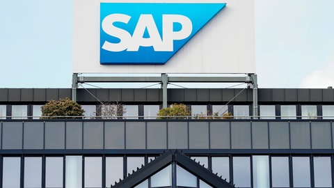 Ein Schild mit der Aufschrift SAP steht auf einem Gebäude der Unternehmenszentrale. 