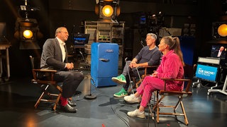 Der Immobilienunternehmer Alfred Hildebrandt (links) sitzt den Moderatoren von Zur Sache Intensiv Henning Otte und Alexandra Gondorf gegenüber.