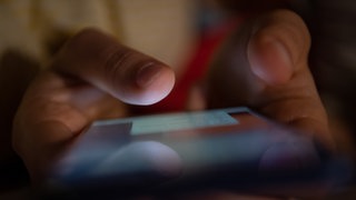 Ein Smartphone wird gehalten. Verfassungsschützer in BW sollen mehr Befugnisse erhalten. Demnach sollen künftig Handy-Verbindungsdaten und private Videoaufnahmen einfacher abgefragt werden dürfen.
