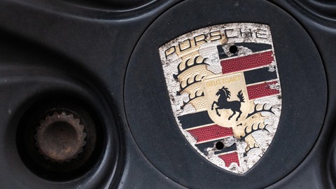 Logo der Porsche AG an einer älteren Felge eines Porsche Fahrzeugs. Auch den einstigen Stern am VW-Markenhimmel hat die Krise der Automobilbranche erfasst. Beim Aktionärstreffen muss sich Porsche-Chef Oliver Blume auf kritische Fragen einstellen.