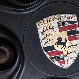 Logo der Porsche AG an einer älteren Felge eines Porsche Fahrzeugs. Auch den einstigen Stern am VW-Markenhimmel hat die Krise der Automobilbranche erfasst. Beim Aktionärstreffen muss sich Porsche-Chef Oliver Blume auf kritische Fragen einstellen.