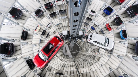 Autos stehen in einem Turm zur Auslieferung bereit (Symbolbild).